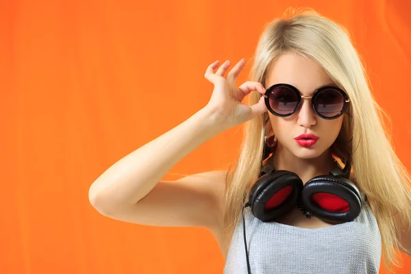 Giovane bella donna hipster ascoltare musica e ballare . — Foto Stock