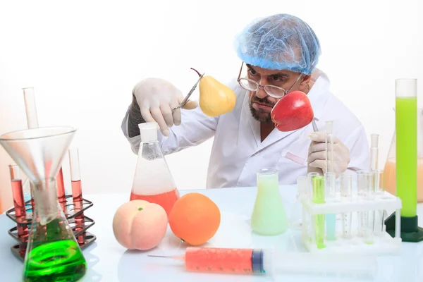 Cientista preenche produtos químicos frutas e legumes — Fotografia de Stock