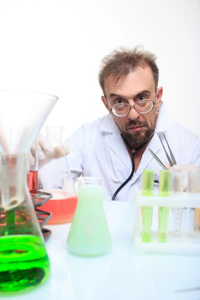 Químico loco en el laboratorio haciendo reacción — Foto de Stock