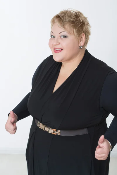 Sorrindo mulher gorda em vestido preto — Fotografia de Stock