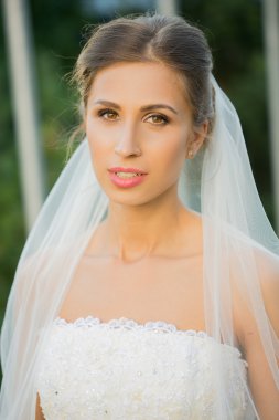 parkta çok güzel bir gelin portresi