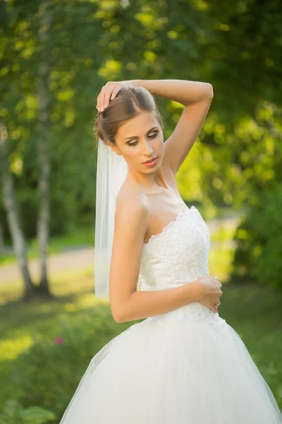 Retrato de una hermosa novia en el parque —  Fotos de Stock