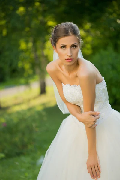 Retrato de una hermosa novia en el parque — Foto de Stock