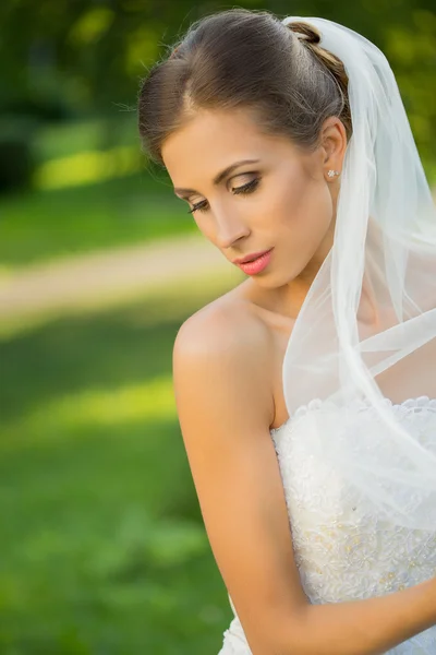 Retrato de una hermosa novia en el parque — Foto de Stock