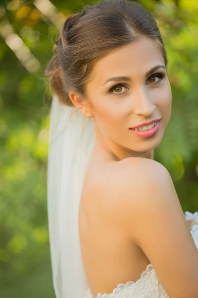 Ritratto di una bella sposa nel parco — Foto Stock