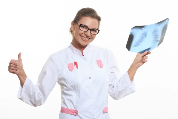 Mulher médico segurando um raio-x bordas — Fotografia de Stock