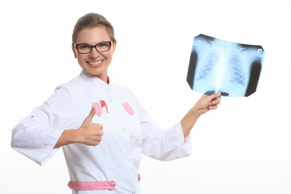 Mulher médico segurando um raio-x bordas — Fotografia de Stock