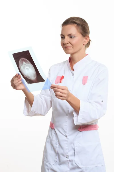 Vrouw arts houden een röntgenfoto van het hoofd — Stockfoto
