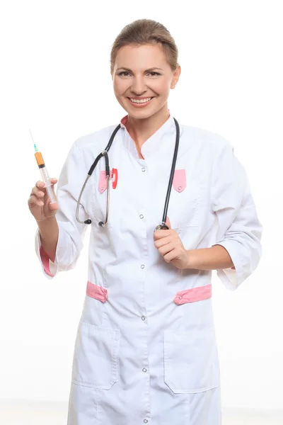 Dokter wanita muda memegang jarum suntik — Stok Foto