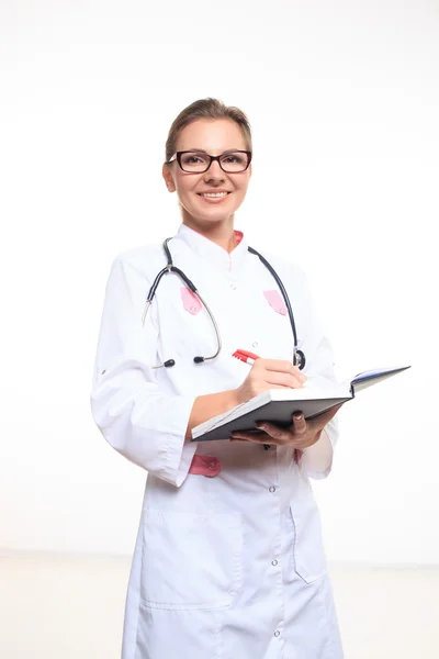 Potret seorang dokter perempuan yang ramah dengan folder — Stok Foto