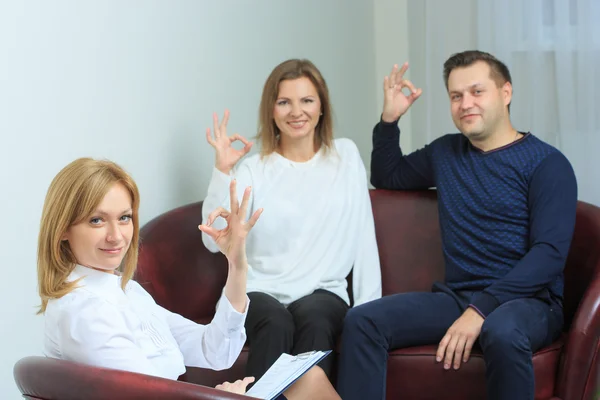 Gelukkige paar therapie sessie wordt gehouden op de psycholoog — Stockfoto