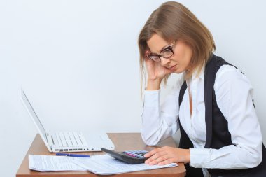 işçisi kadın ofis onun Resepsiyon ve göz ekranında oturur