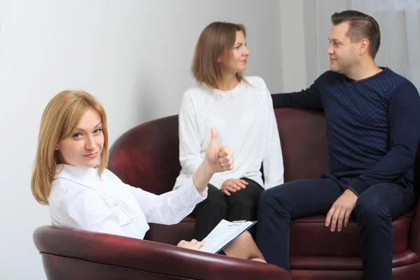 Feliz sesión de terapia de pareja se lleva a cabo en el psicólogo — Foto de Stock