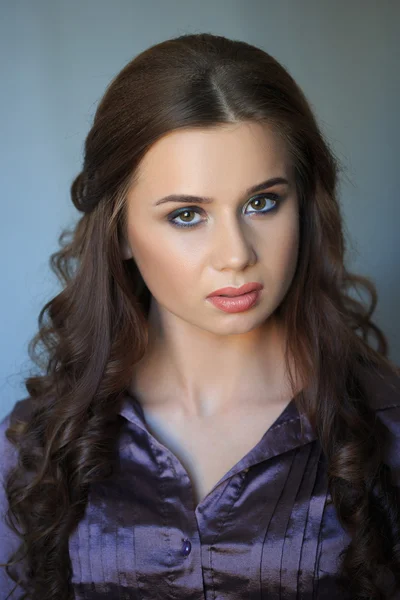 Retrato de beleza de mulher sensual com cabelo encaracolado longo e maquiagem glamour. Uma rapariga a usar colar. Lábios vermelhos. Estúdio . — Fotografia de Stock