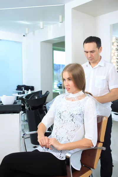 Mulher recebe nova cor do cabelo — Fotografia de Stock