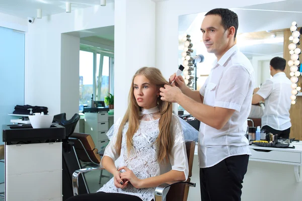 Mulher recebe nova cor do cabelo — Fotografia de Stock