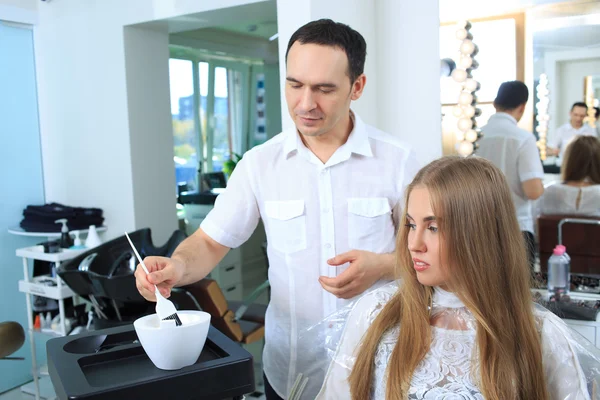 Vrouw krijgt nieuwe haarkleur — Stockfoto