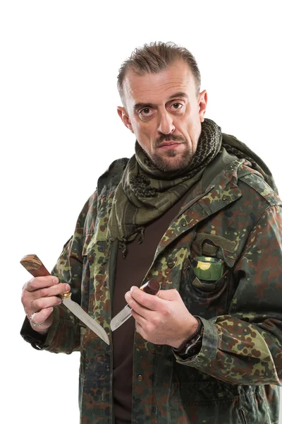 Homme en uniforme de soldat tenant couteau — Photo