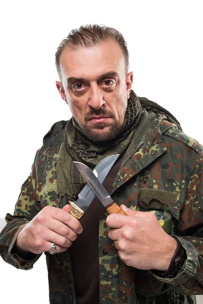 Hombre en uniforme de soldado sosteniendo cuchillo — Foto de Stock