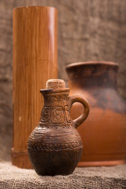 çuval bezi arka plan üzerinde kil sürahi