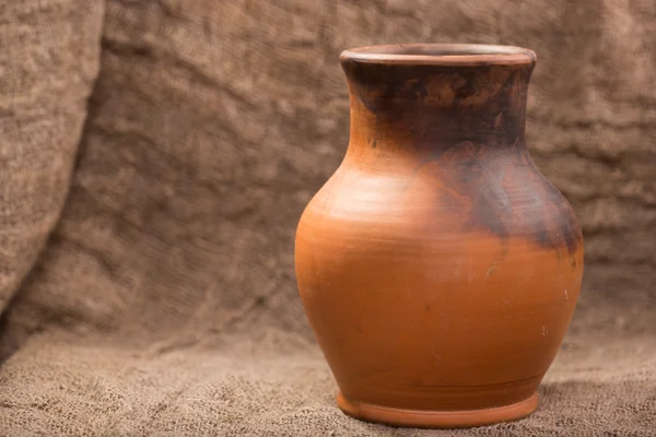 삼 베의 배경에 점토 용기 — 스톡 사진