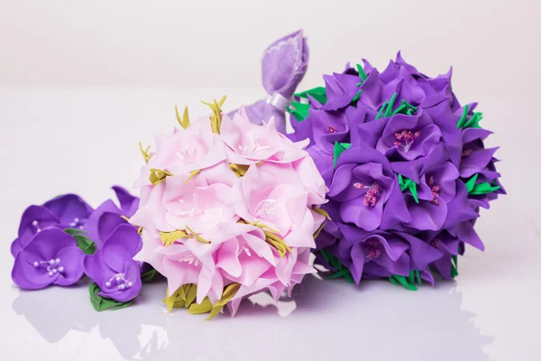 Ramo Flores púrpuras artificiales — Foto de Stock