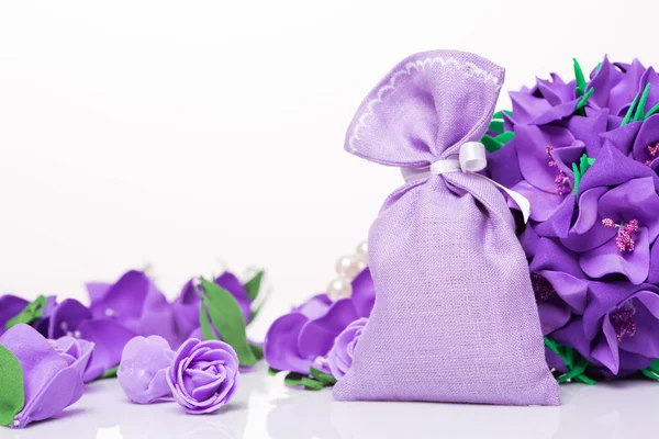 花束人造紫色花 — 图库照片