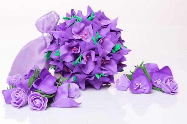 Buquê flores roxas artificiais — Fotografia de Stock
