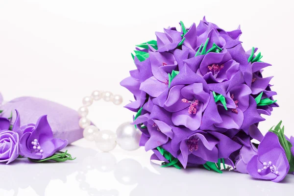 Csokor mesterséges lila virágok — Stock Fotó