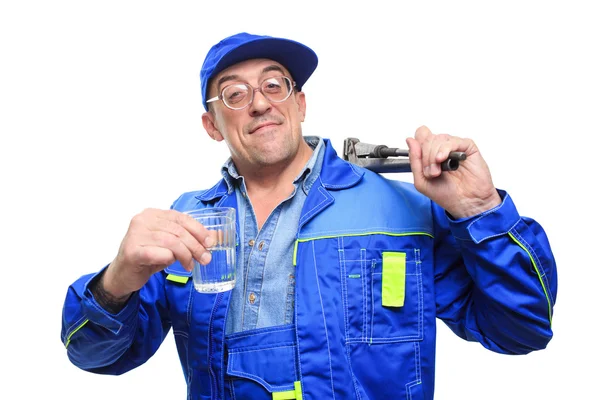 Adulte ivrogne mécanicien travaillant avec un verre d'alcool . — Photo