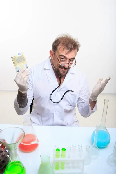 Químico loco en el laboratorio haciendo reacción — Foto de Stock