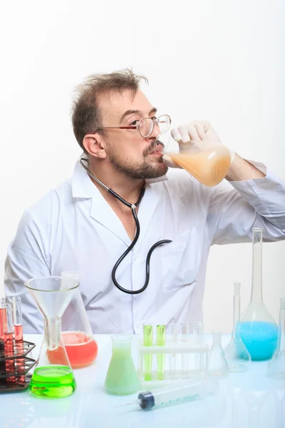 Químico louco no laboratório a fazer reacção — Fotografia de Stock