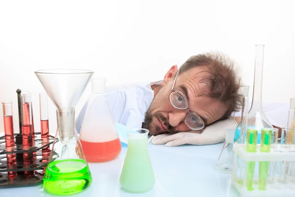 Божевільний хімік в лабораторії робить реакцію — стокове фото