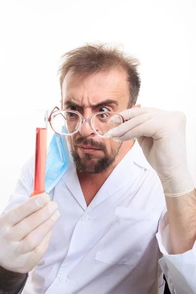 Químico louco no laboratório a fazer reacção — Fotografia de Stock