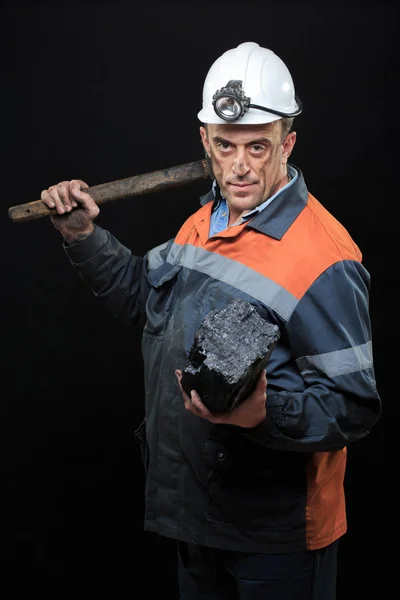 Minero de carbón sostiene un gran pedazo de carbón rico en energía — Foto de Stock