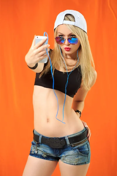 Sexy hip hop fille photographié eux-mêmes sur le téléphone — Photo