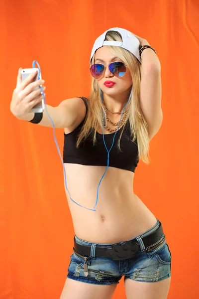 セクシーなヒップホップの女の子は電話で自分を撮影 — ストック写真