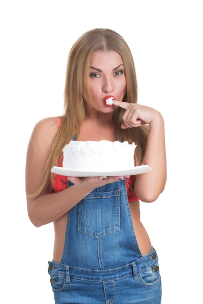 Пышная сексуальная девушка ест торт со взбитыми сливками — стоковое фото
