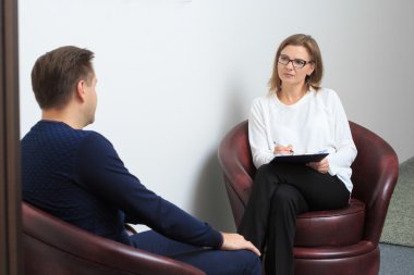 dalgın adam psikolojik terapi seansı sırasında danışmanlık psikolog