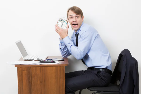 Manager shouts at the alarm clock. — Stock Photo, Image