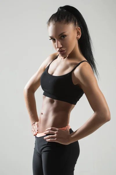 有吸引力的健身的女人，受过训练的女性身体 — 图库照片