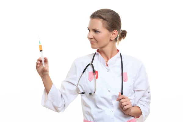 Dokter wanita muda memegang jarum suntik — Stok Foto