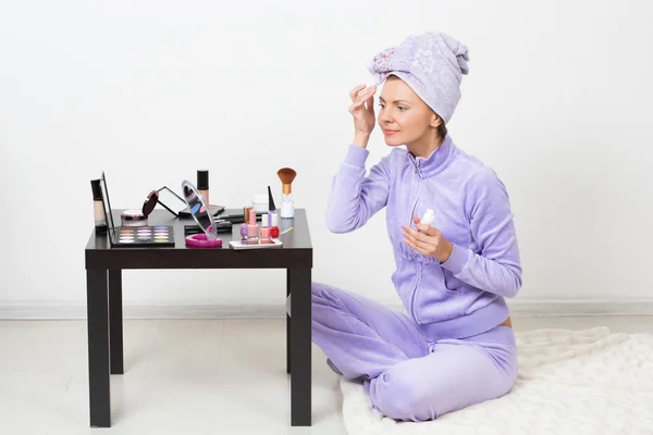 Mujer feliz poniendo crema —  Fotos de Stock