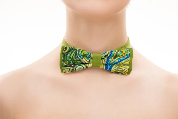 Vzorovaná kravata luk na ženský krk. — Stock fotografie