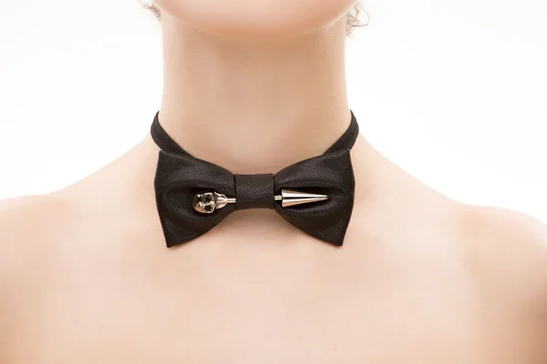 Dasi hitam busur di leher perempuan . — Stok Foto