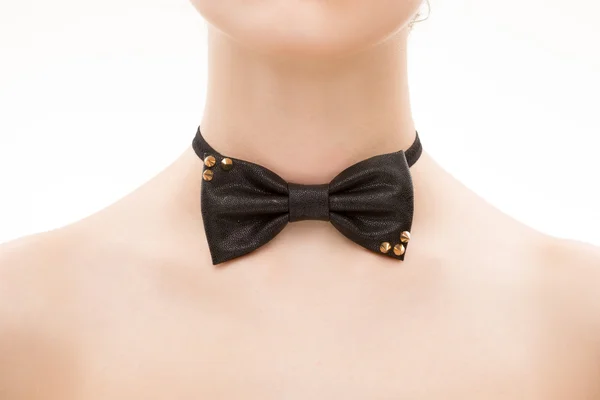 Dasi hitam busur di leher perempuan . — Stok Foto