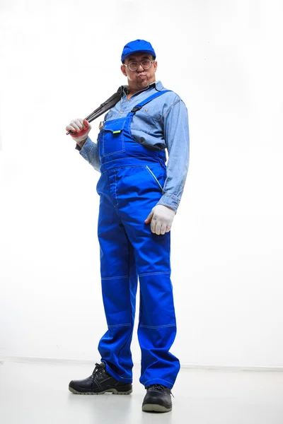Mężczyzna mechanik gospodarstwa monkey wrench na białym tle — Zdjęcie stockowe