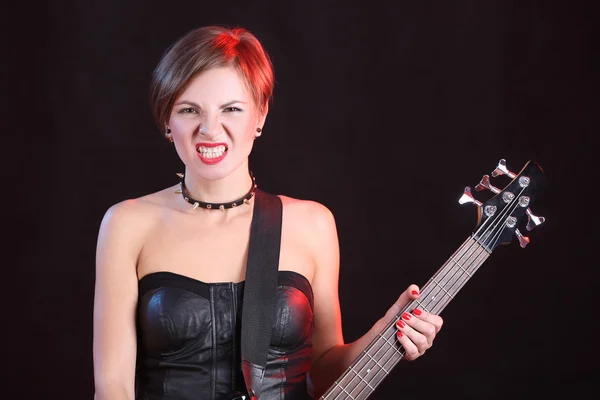 Dziewczyna mody z gitara grający rocka — Zdjęcie stockowe