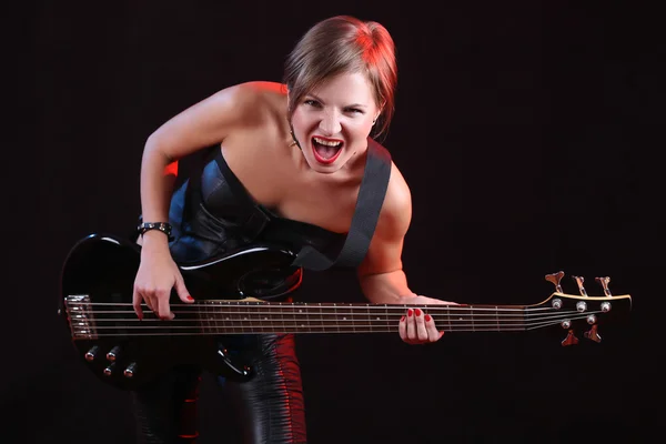 Chica de moda con guitarra tocando rock — Foto de Stock