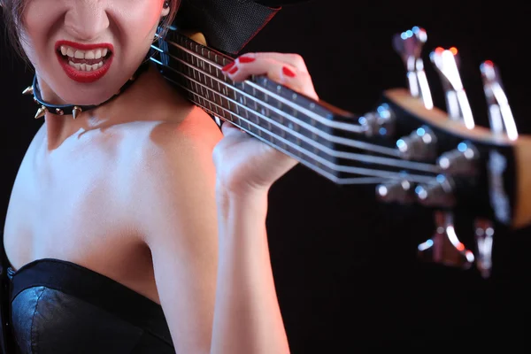 Menina da moda com guitarra tocando rock — Fotografia de Stock